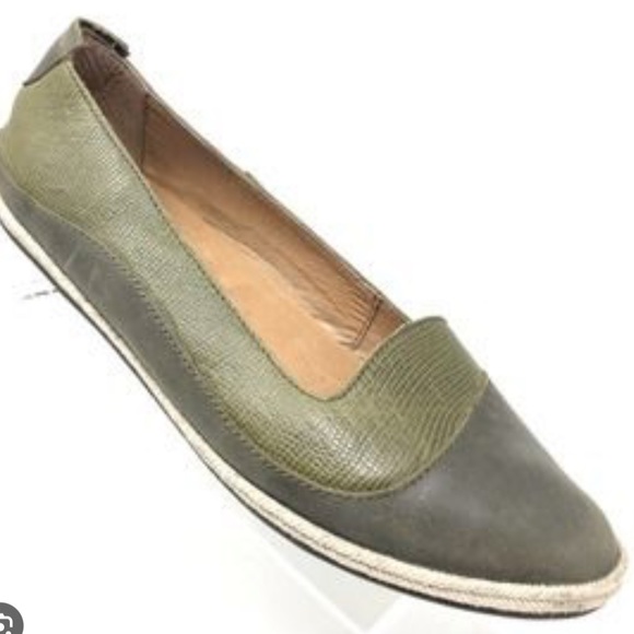 OluKai Women’s Lino Flat Loafer size 10 Genuine Leather Slip-on - Picture 1 of 12